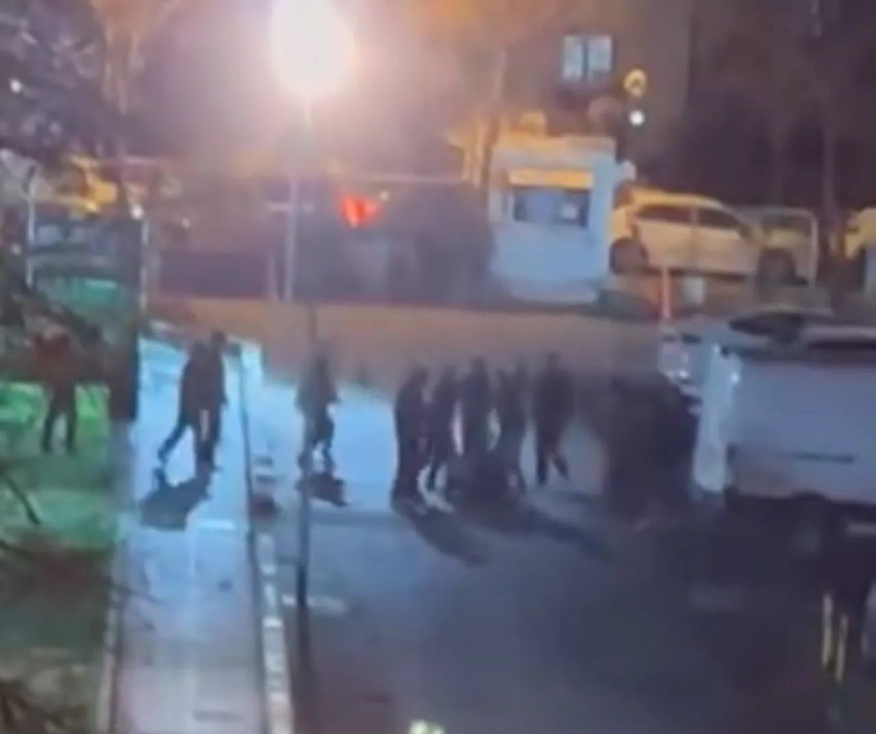 Gruplar birbirine saldırdı! Beyoğlu'ndaki kavga anı saniye saniye kaydedildi