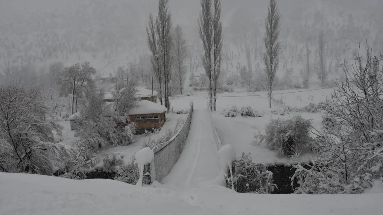İki gündür aralıksız yağıyor! Köylere ulaşım durdu, ekipler gece gündüz çalışıyor