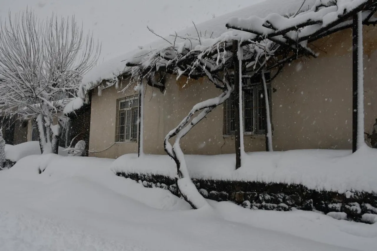 İki gündür aralıksız yağıyor! Köylere ulaşım durdu, ekipler gece gündüz çalışıyor