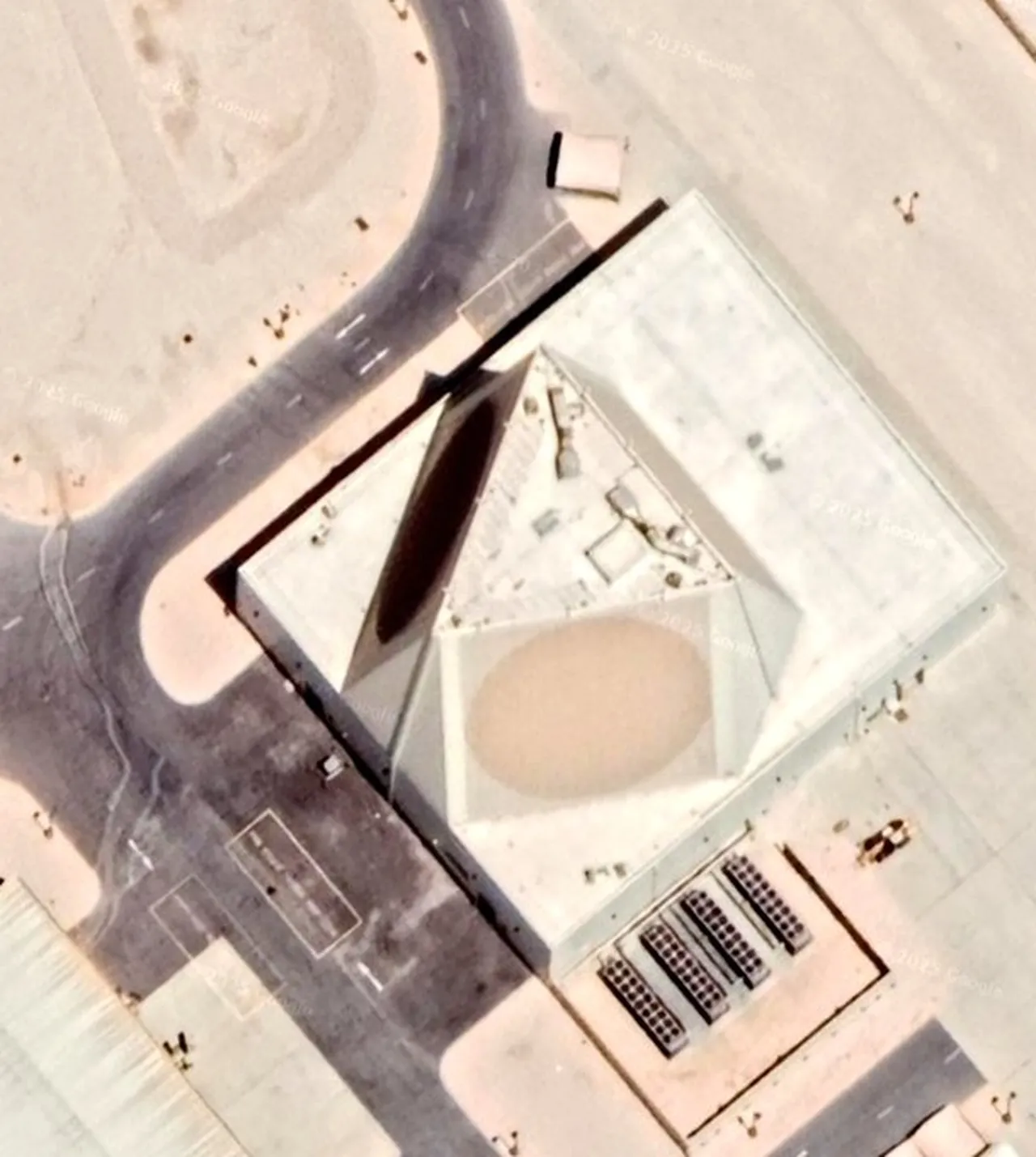 İran Devrim Muhafızları Ordusu, Katar'da konuşlu balistik füzeleri izlemek için özel olarak tasarlanmış ekipmanlara sahip 5 bin kilometre menzilli Amerikan FP132 radarının vurulduğunu duyurdu.