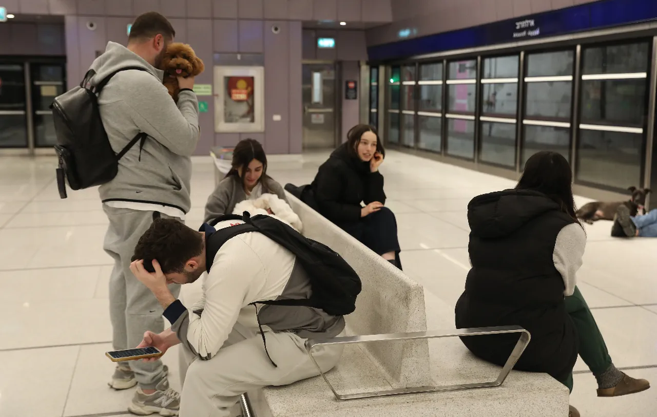 İran'ın misilleme füzelerinin ardından İsrailliler metrolara kaçtı