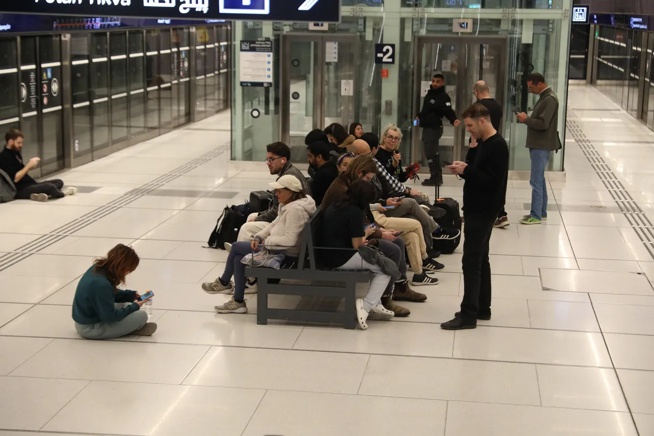 İranın misilleme füzelerinin ardından İsrailliler metrolara kaçtı