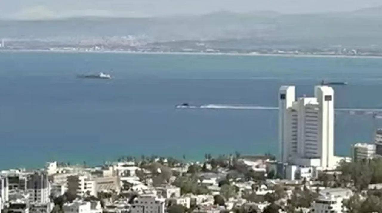 İsrail Deniz Kuvvetleri denizaltısı, canlı yayında Hayfa limanından yüksek hızla ayrılıyor.