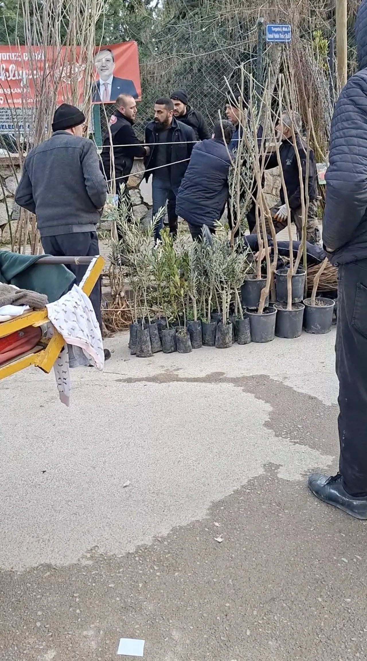 İzinsiz satış uyarısı kanlı bitti: Zabıtalara bıçakla saldırdılar