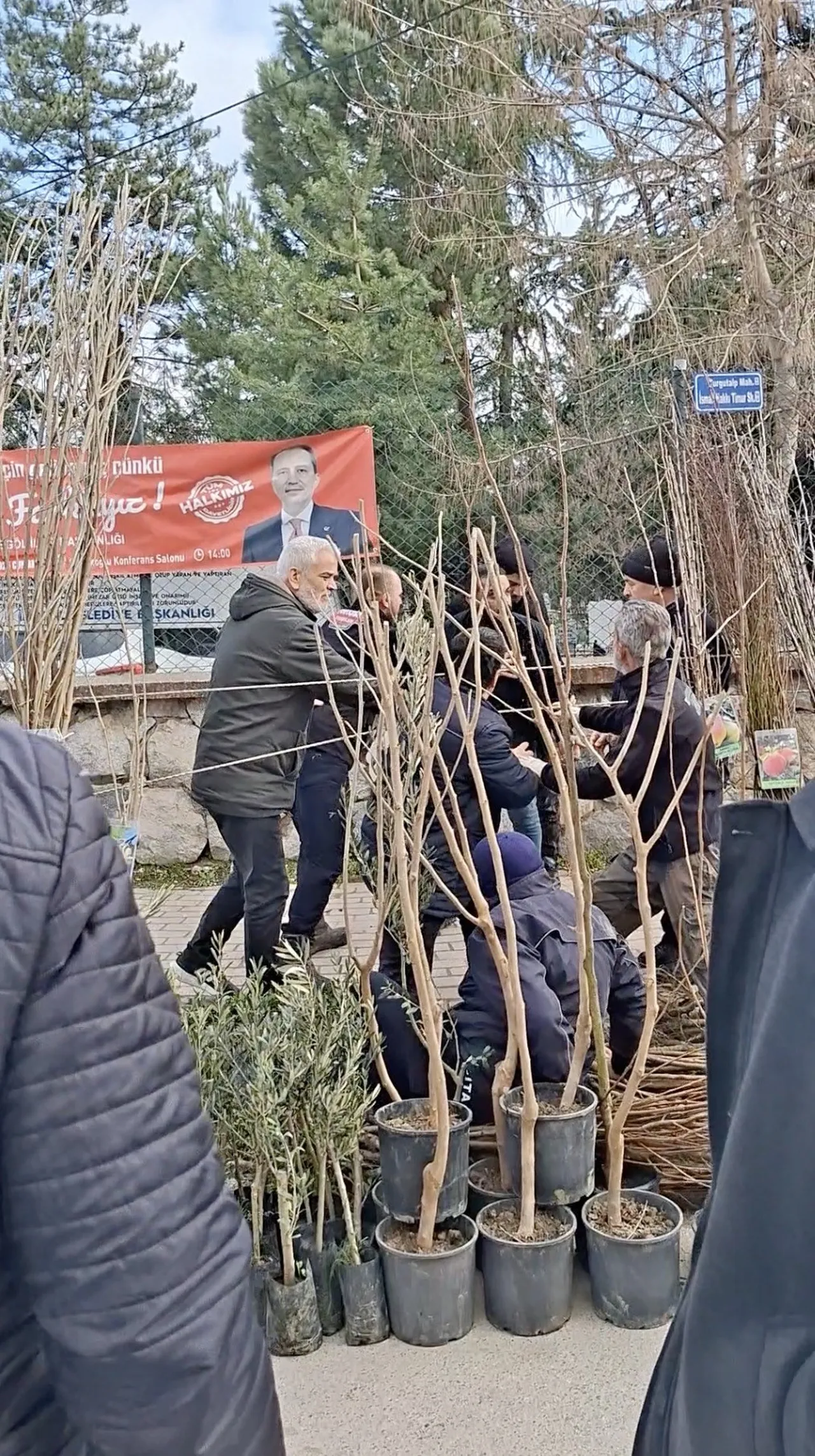 İzinsiz satış uyarısı kanlı bitti: Zabıtalara bıçakla saldırdılar