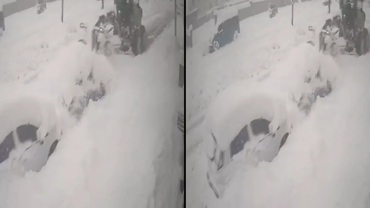 Kar küreme aracı, karla kaplı otomobile çarptı: O anlar kamerada