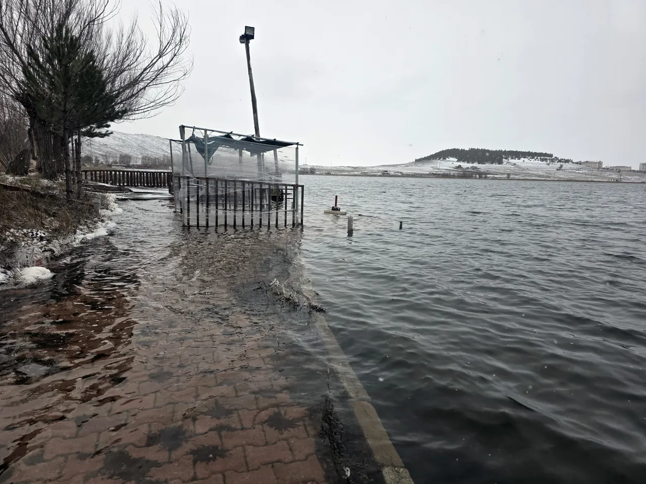 Kar sularının erimesiyle Hafik Gölü taştı: İskeleler sular altında kaldı