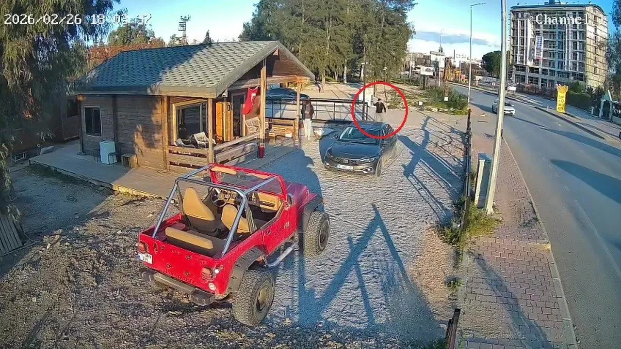 Müşteri kılığıyla gelip dehşet saçtı! Kurşunlar başının hemen yanından geçti