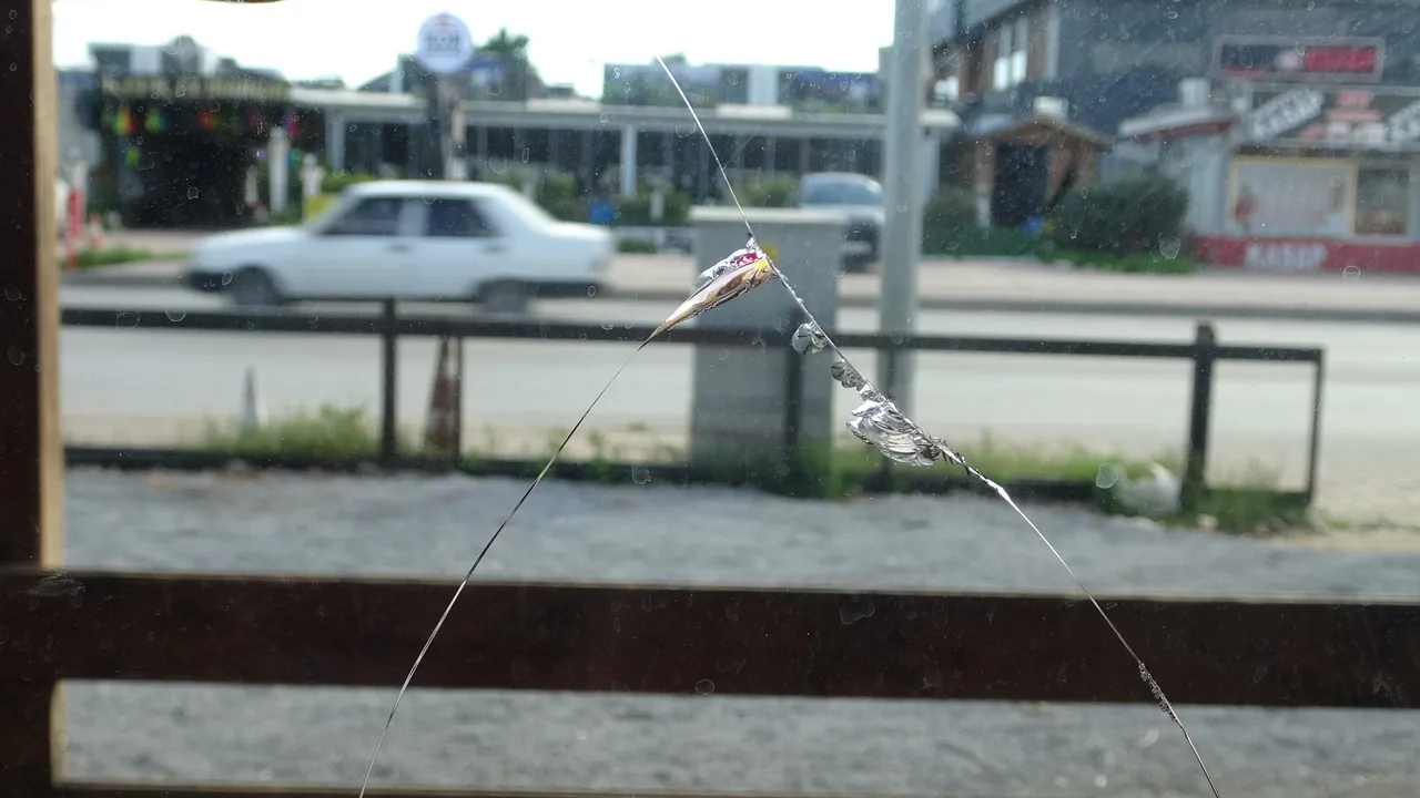 Müşteri kılığıyla gelip dehşet saçtı! Kurşunlar başının hemen yanından geçti