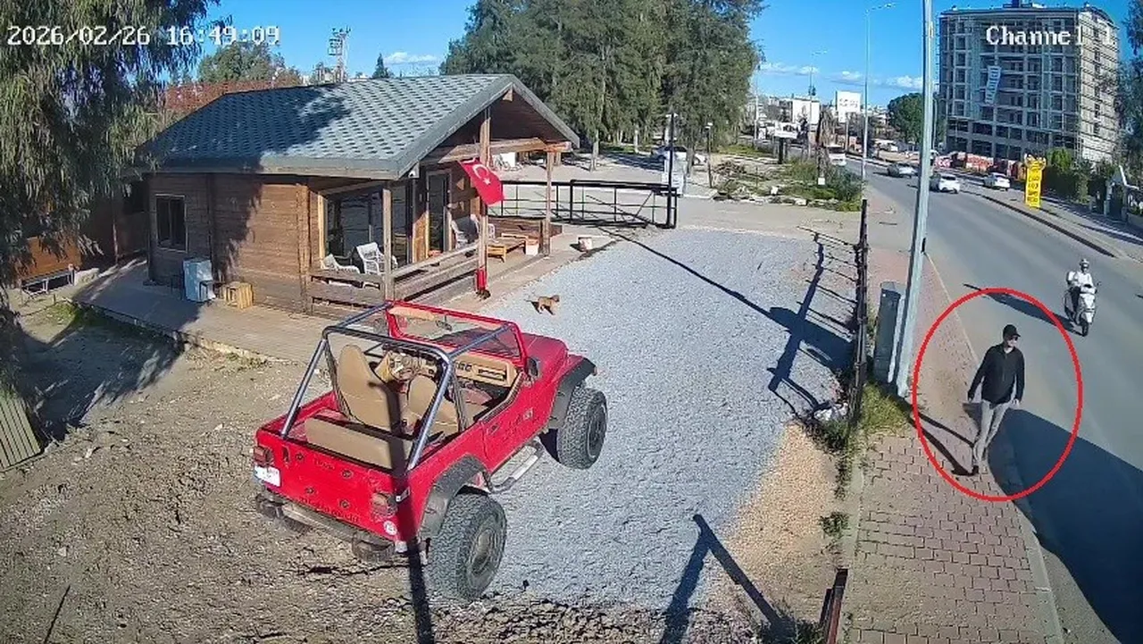 Müşteri kılığıyla gelip dehşet saçtı! Kurşunlar başının hemen yanından geçti