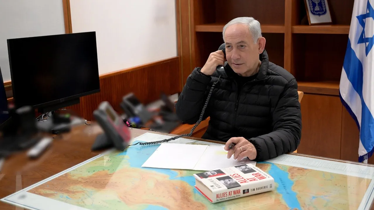 Netanyahu, Trump ile görüştü! Masadaki 'kitap' detayı gündem oldu