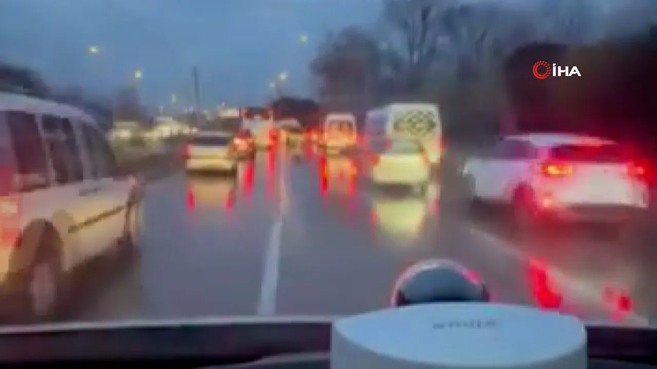 Onlarca sürücü ambulans için seferber oldu! Örnek yol verme anları kamerada