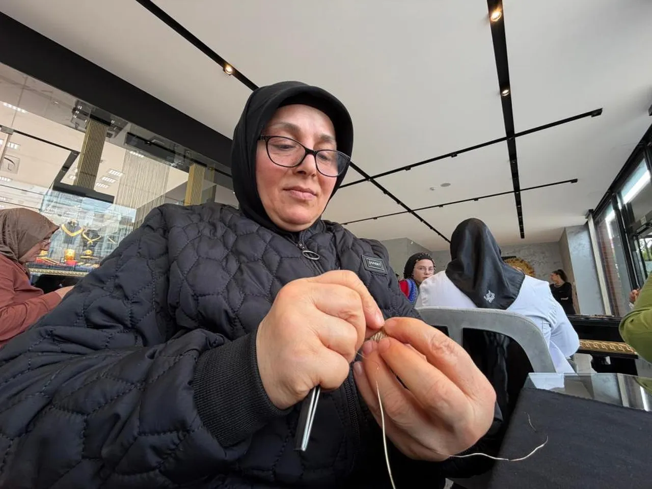 Savaşlarda zırhtı, kadınların baş tacı oldu! Otomobil fiyatı ile yarışıyor