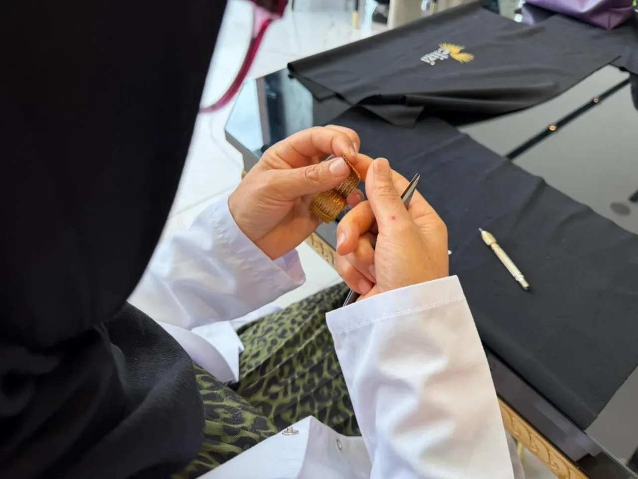 Savaşlarda zırhtı, kadınların baş tacı oldu! Otomobil fiyatı ile yarışıyor