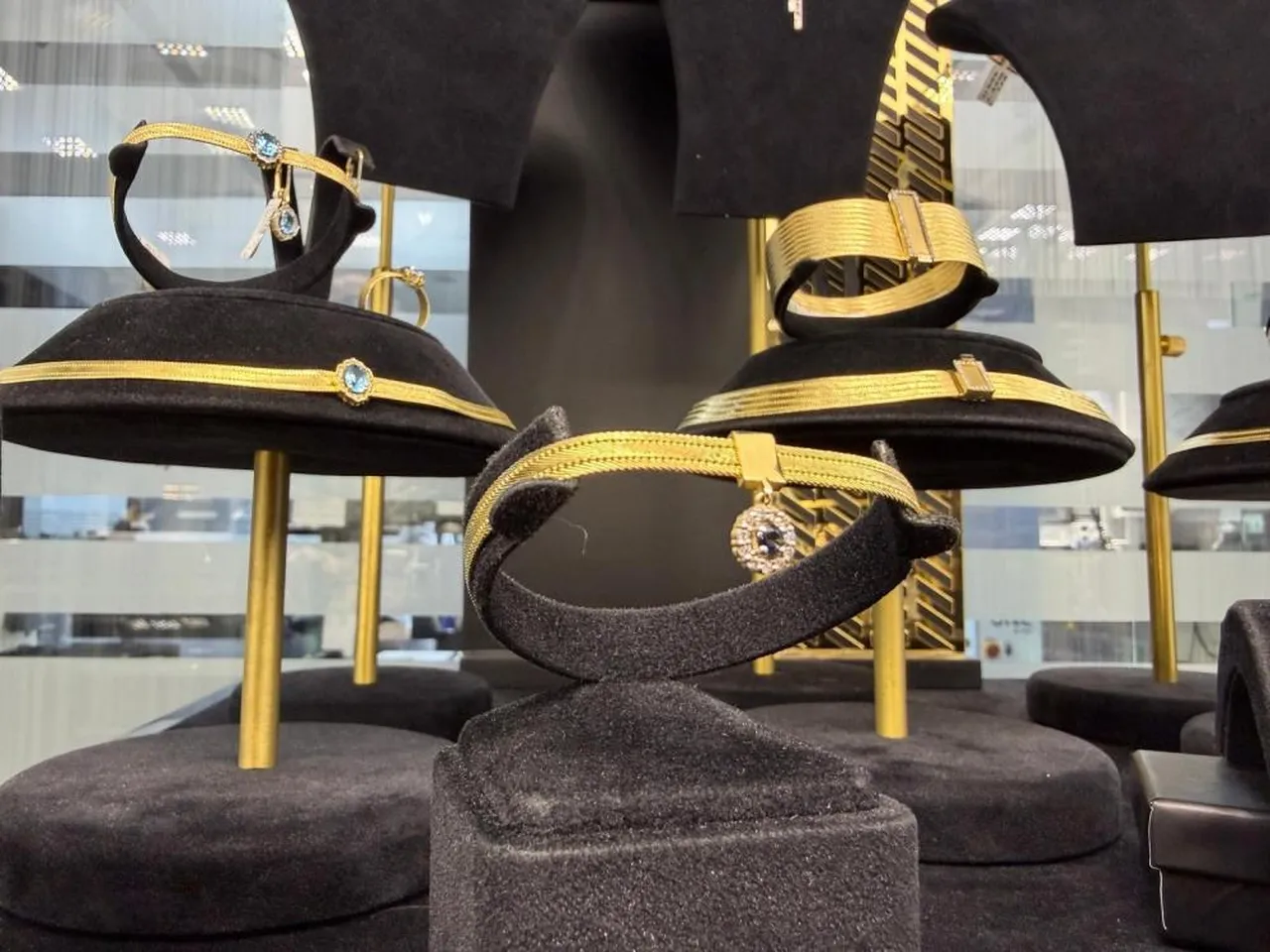 Savaşlarda zırhtı, kadınların baş tacı oldu! Otomobil fiyatı ile yarışıyor