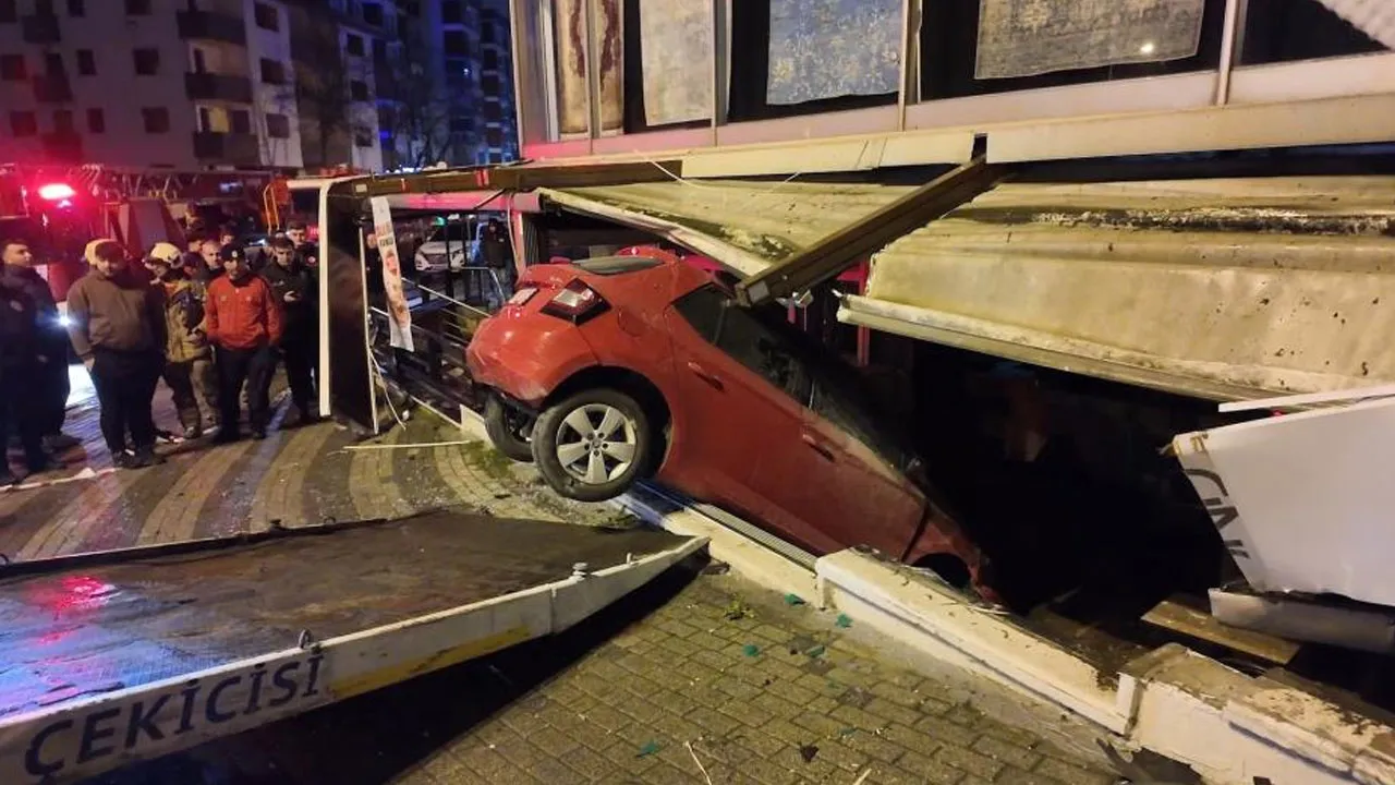 Üsküdar'da kaza! Otomobil iş yerine daldı