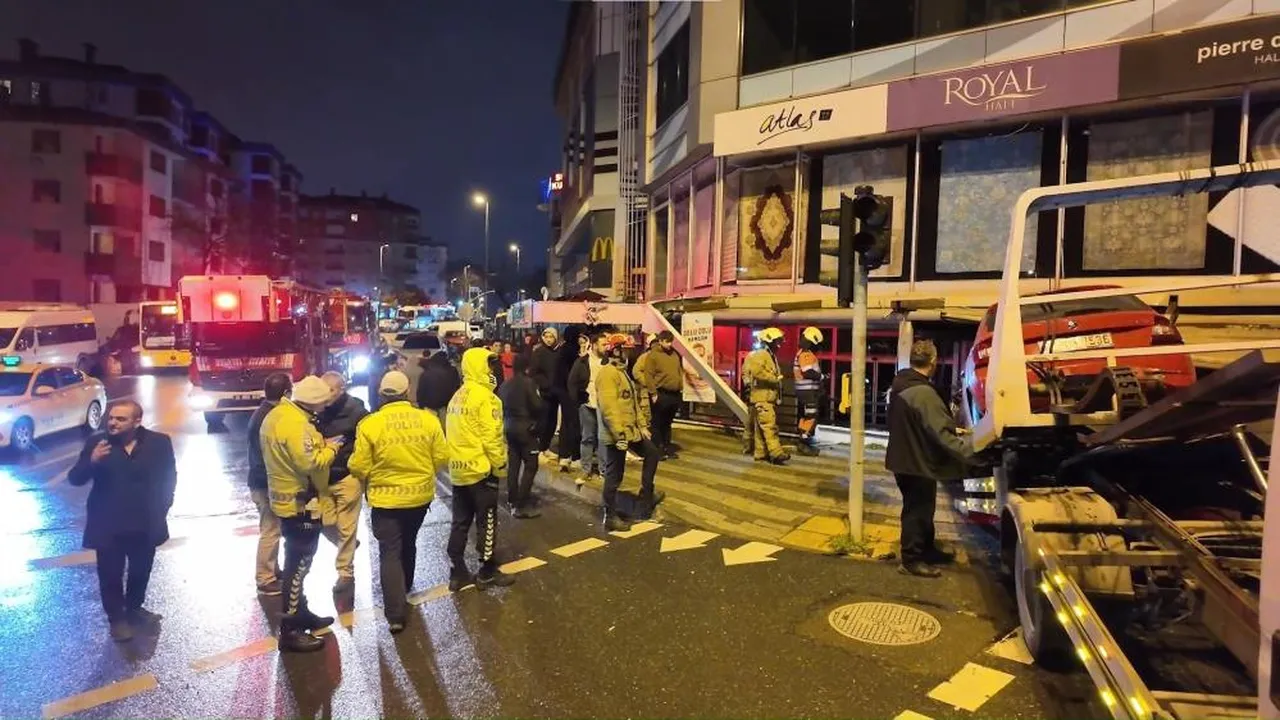 Üsküdar'da kaza! Otomobil iş yerine daldı