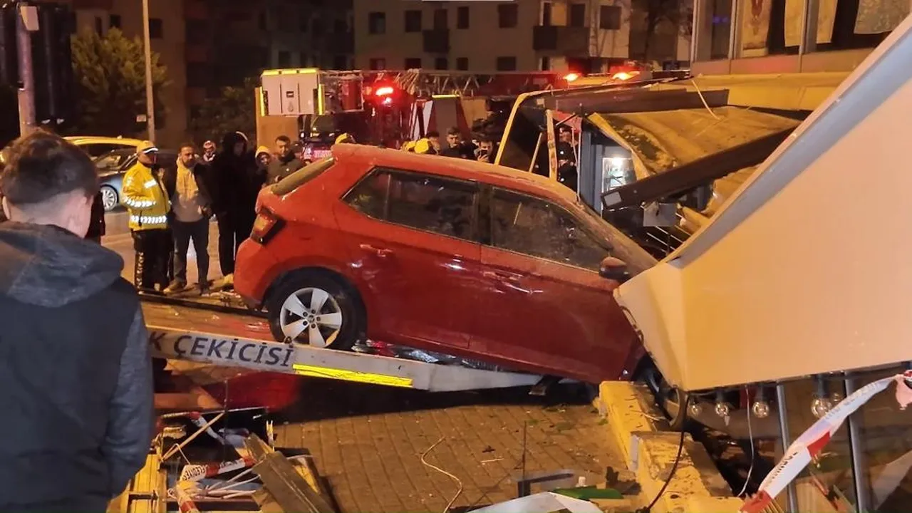 Üsküdar'da kaza! Otomobil iş yerine daldı