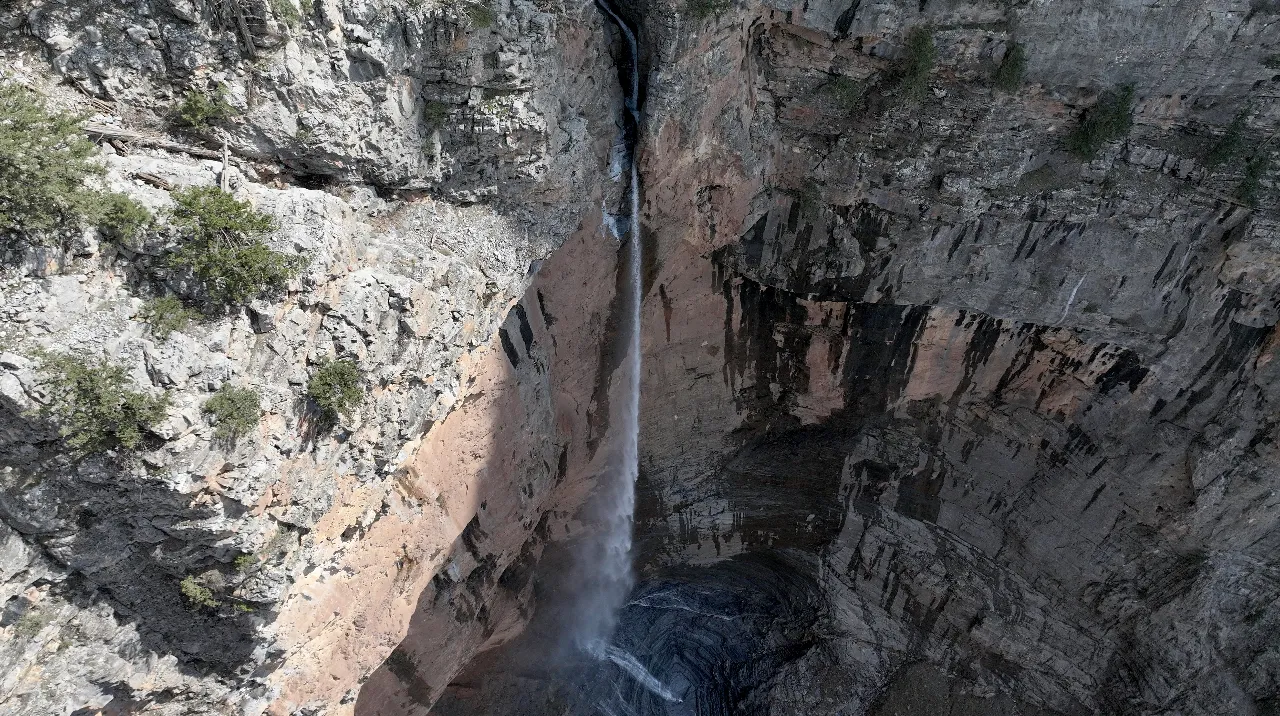 Yılın sadece 1 ayı akıyor: Kayseri’nin 150 metrelik Uçansu Şelalesi görenleri büyülüyor