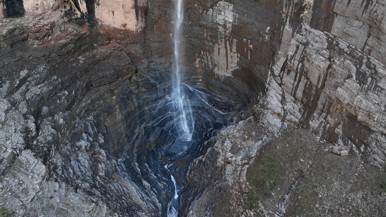 Yılın sadece 1 ayı akıyor: Kayseri’nin 150 metrelik Uçansu Şelalesi görenleri büyülüyor