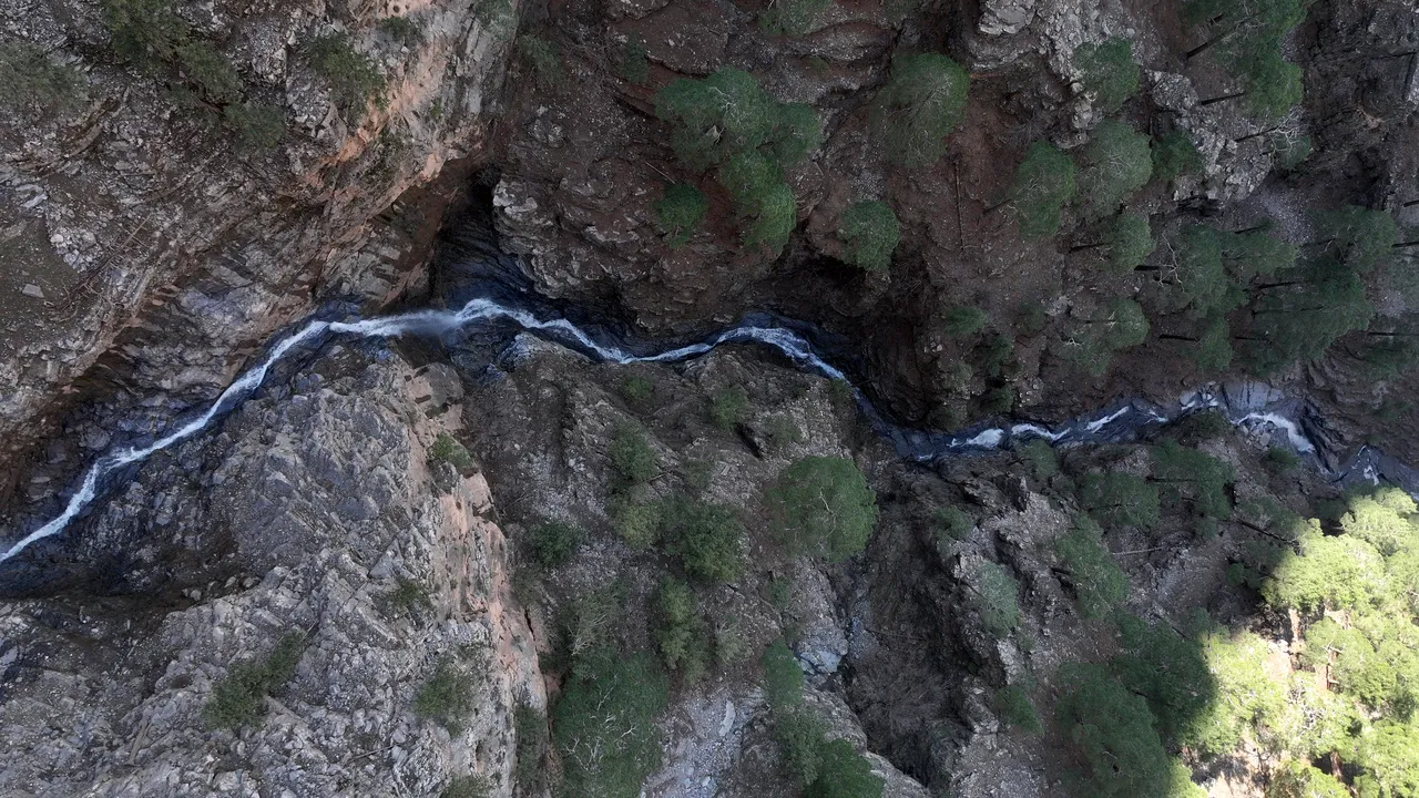 Yılın sadece 1 ayı akıyor: Kayseri’nin 150 metrelik Uçansu Şelalesi görenleri büyülüyor