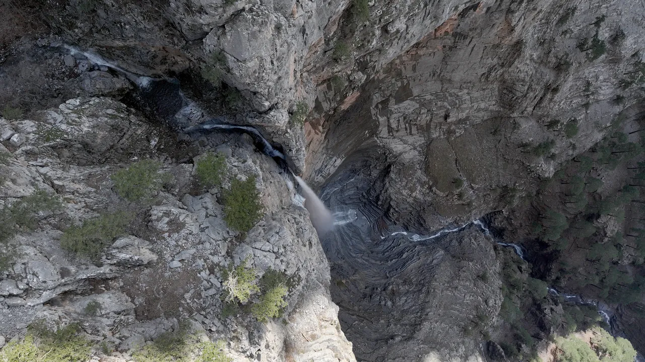 Yılın sadece 1 ayı akıyor: Kayseri’nin 150 metrelik Uçansu Şelalesi görenleri büyülüyor