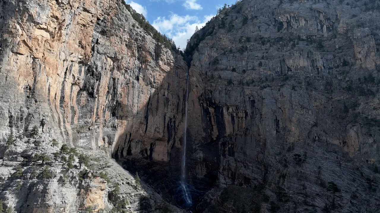 Yılın sadece 1 ayı akıyor: Kayseri’nin 150 metrelik Uçansu Şelalesi görenleri büyülüyor