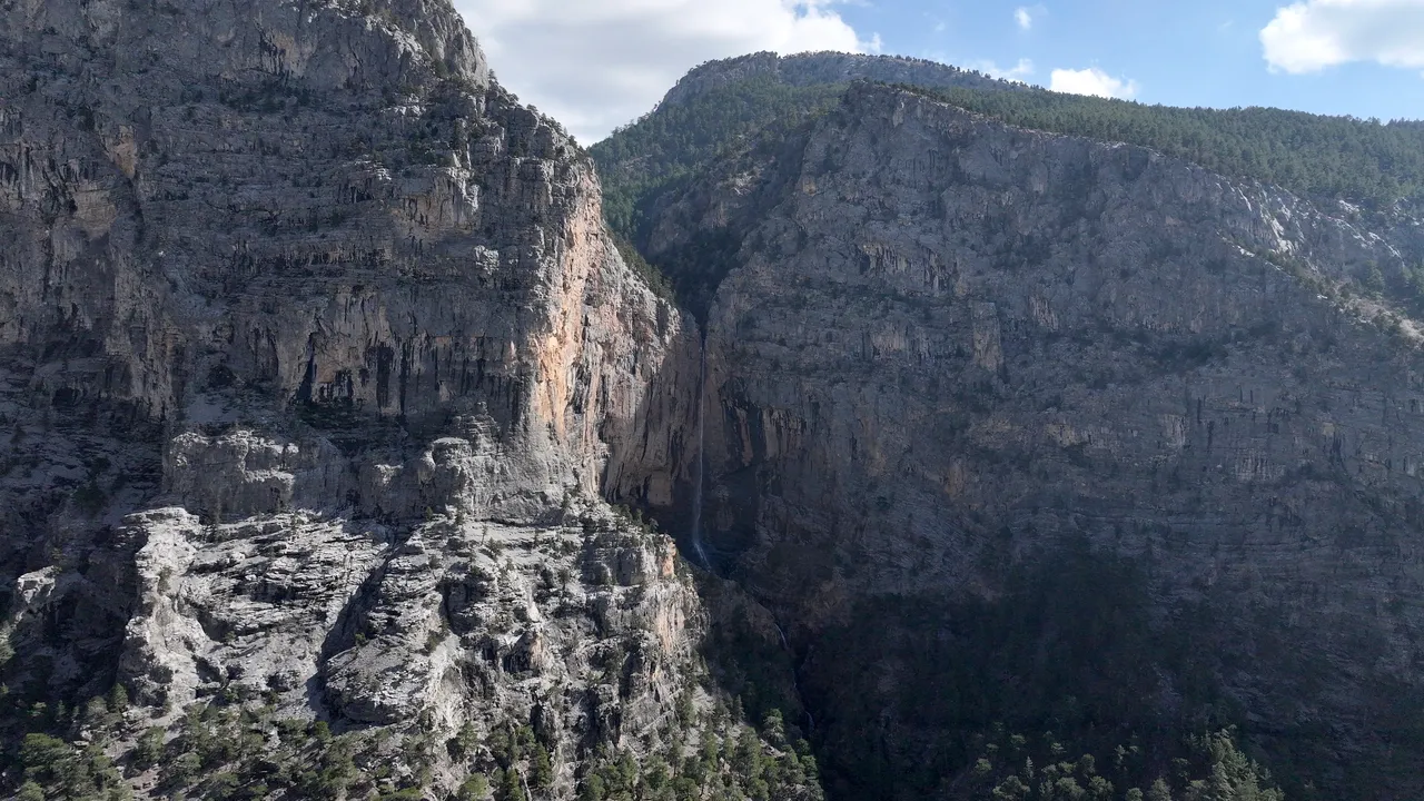 Yılın sadece 1 ayı akıyor: Kayseri’nin 150 metrelik Uçansu Şelalesi görenleri büyülüyor