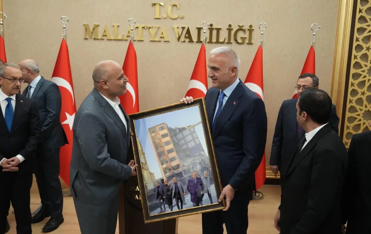 3 yıl sonra ortaya çıktı! 6 Şubat depreminde Bakan Ersoy'un olduğu bina kısmen çökmüş