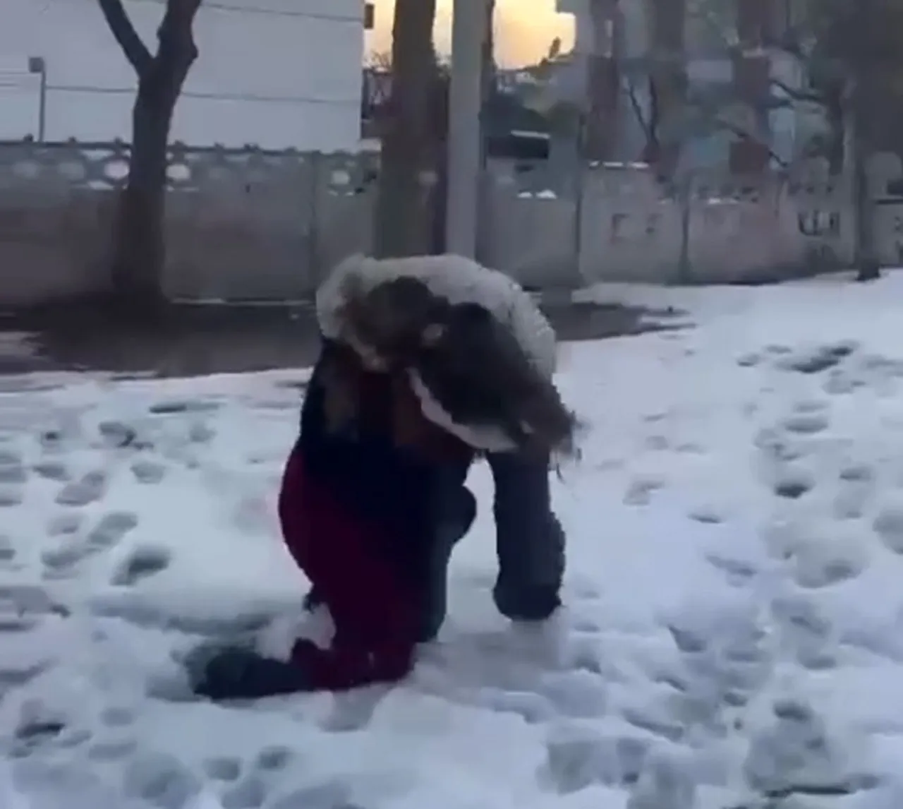 Acımasız bir ‘akran’ dehşeti daha: Saçlarından sürükledi, yüzünü yumrukladı