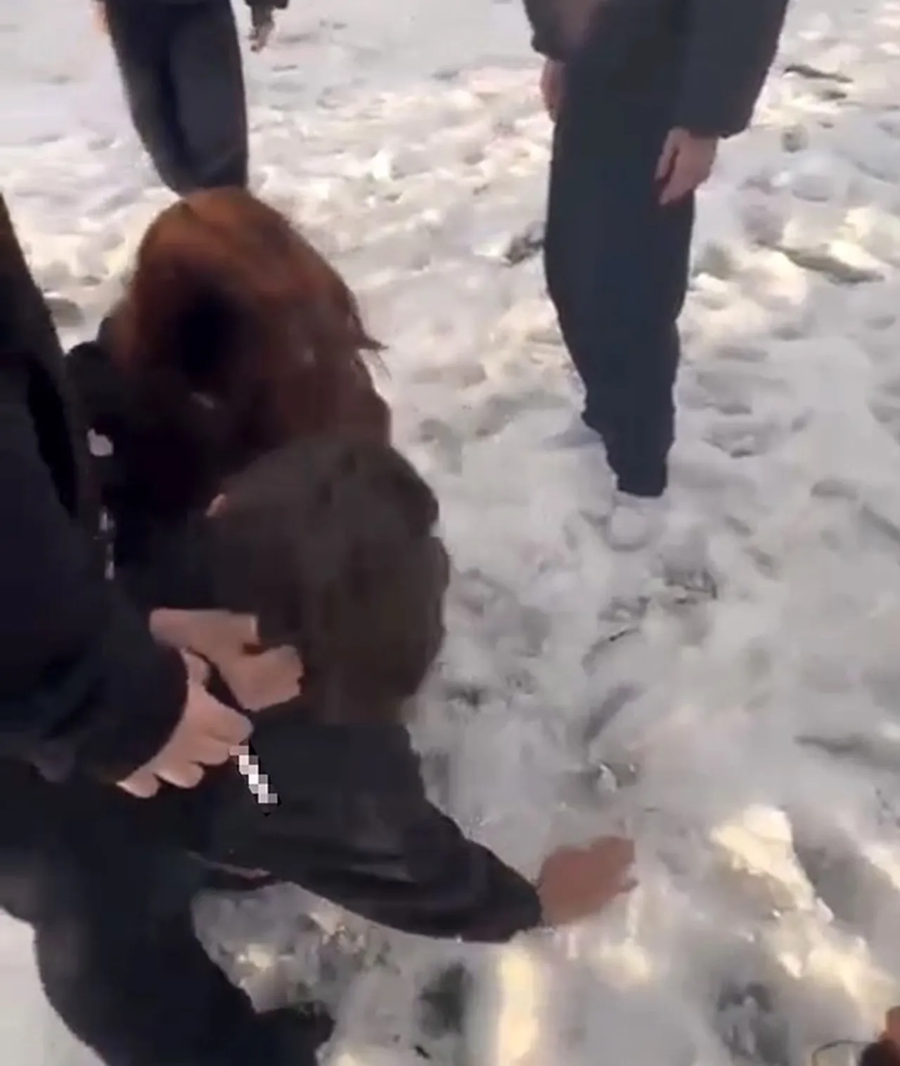 Acımasız bir ‘akran’ dehşeti daha: Saçlarından sürükledi, yüzünü yumrukladı