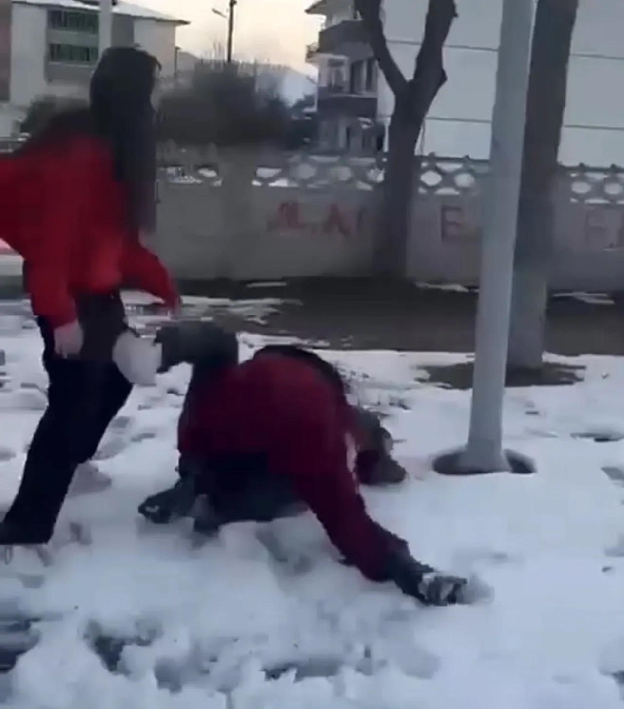 Acımasız bir ‘akran’ dehşeti daha: Saçlarından sürükledi, yüzünü yumrukladı