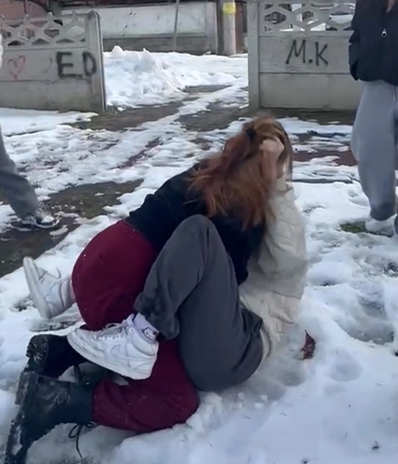 Acımasız bir ‘akran’ dehşeti daha: Saçlarından sürükledi, yüzünü yumrukladı