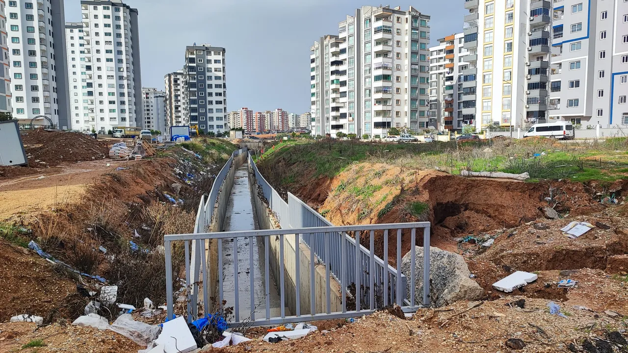 Adana’da sessiz tehlike! Sağanak sonrası toprak yarıldı, daha önce de olmuş