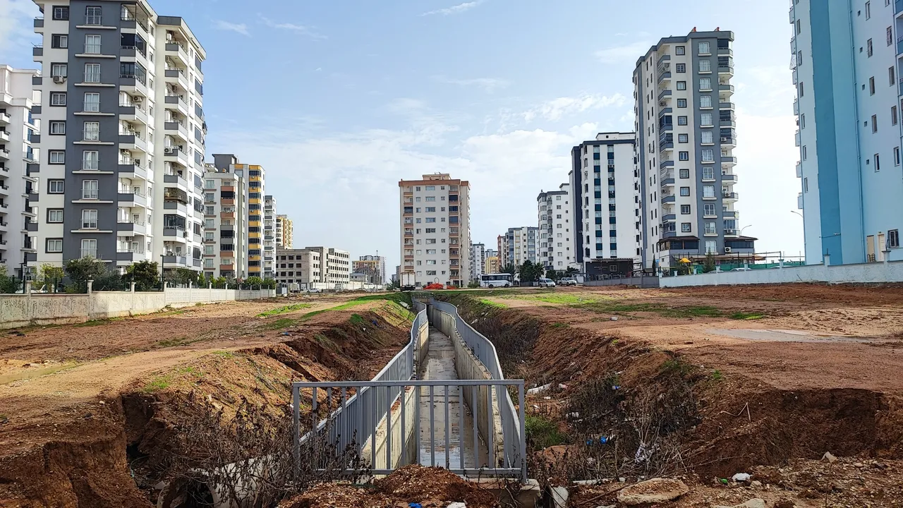 Adana’da sessiz tehlike! Sağanak sonrası toprak yarıldı, daha önce de olmuş