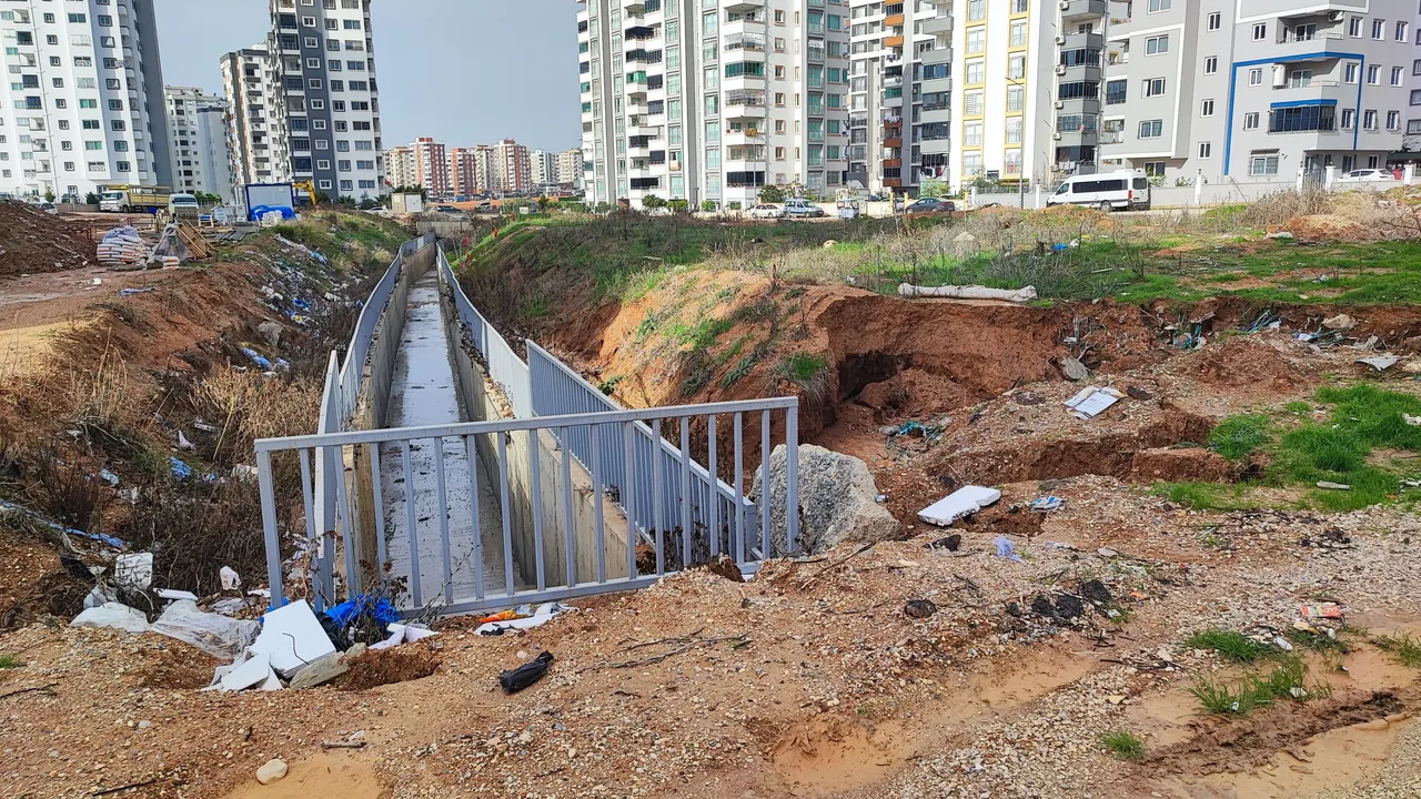 Adana’da sessiz tehlike! Sağanak sonrası toprak yarıldı, daha önce de olmuş