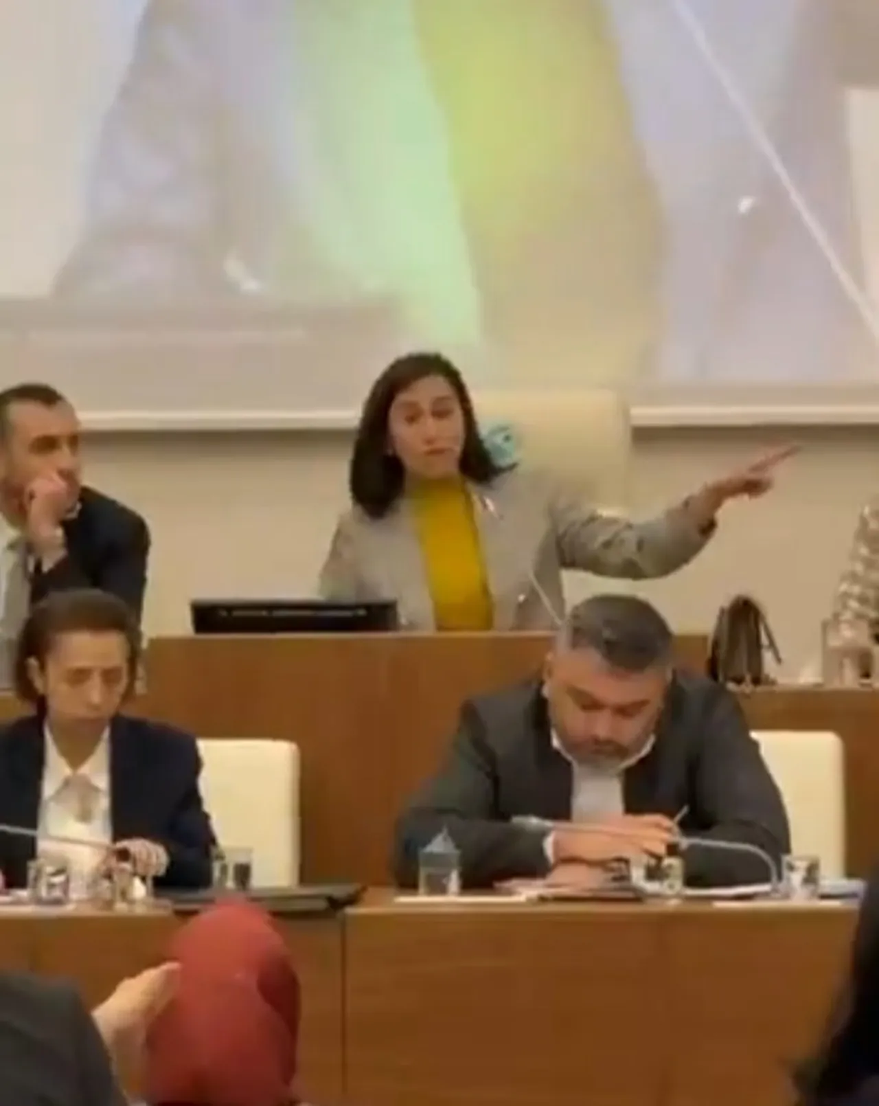 AK Partiye geçtiği için eleştirilen Özlem Gürzelden, CHPli Murat Miniçe tokat gibi cevap: Ben kimsenin evinde basılmadım