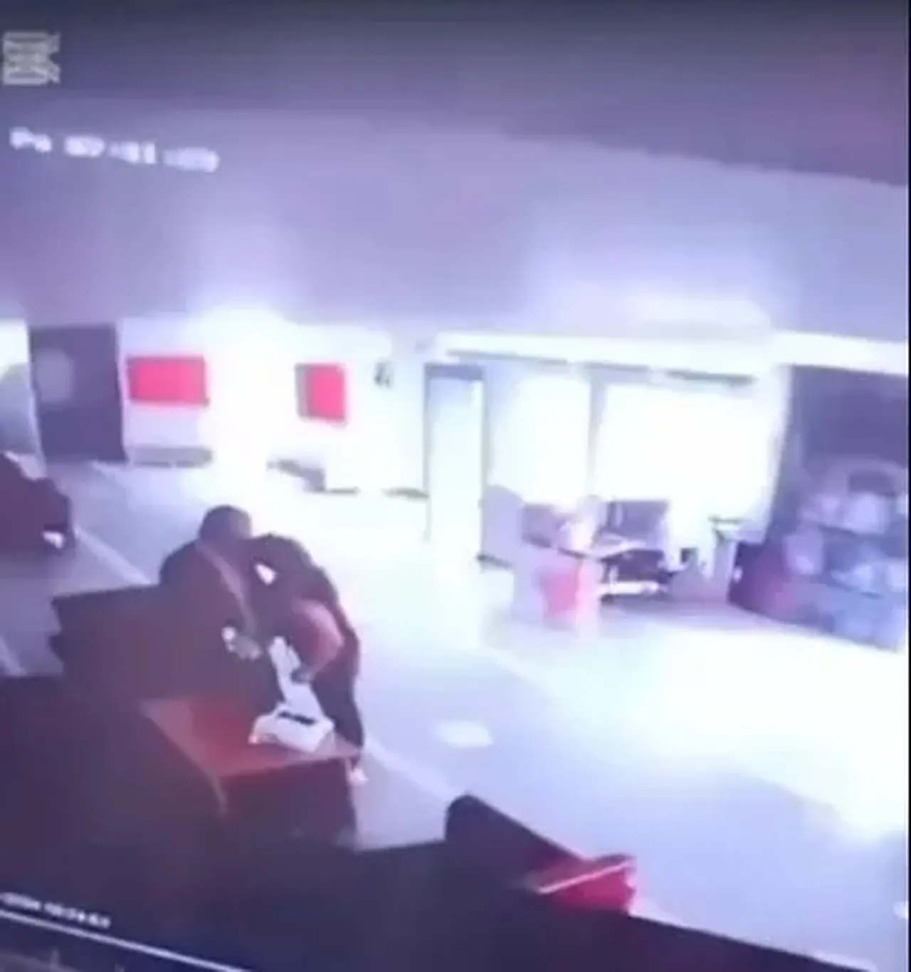 Miniç'in bir kadın güvenlik görevlisiyle samimi görüntüleri medyaya yansımıştı.