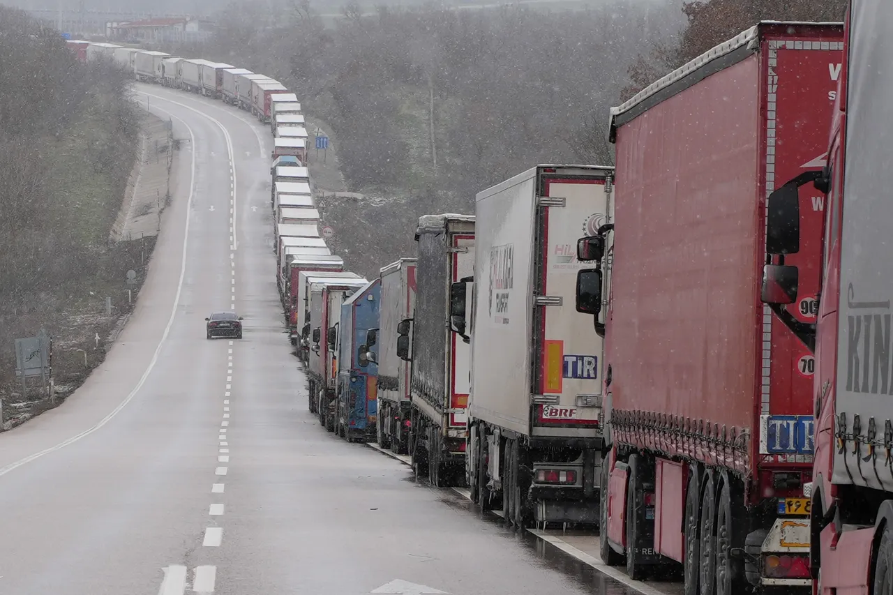 Başı var sonu yok! Eksi 8 derecede 17 kilometrelik kuyruk, günlerdir bekliyorlar