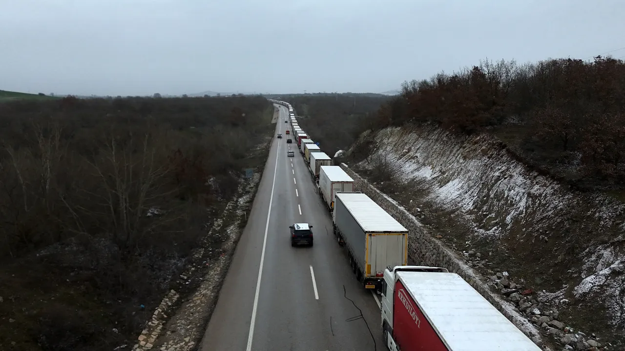 Başı var sonu yok! Eksi 8 derecede 17 kilometrelik kuyruk, günlerdir bekliyorlar