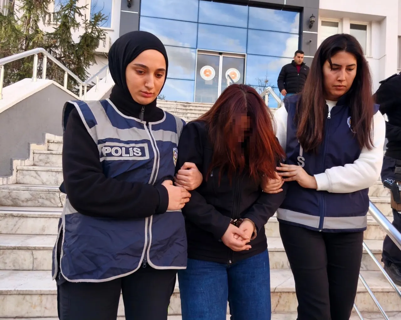 Bebeklere şiddet uygulayan hemşireden pes dedirten istek!