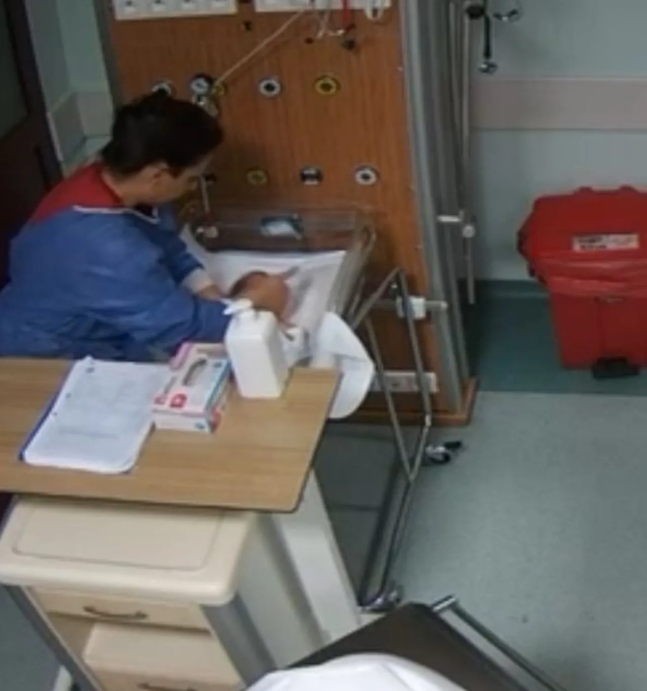 Bebeklere şiddet uygulayan hemşireden pes dedirten istek!