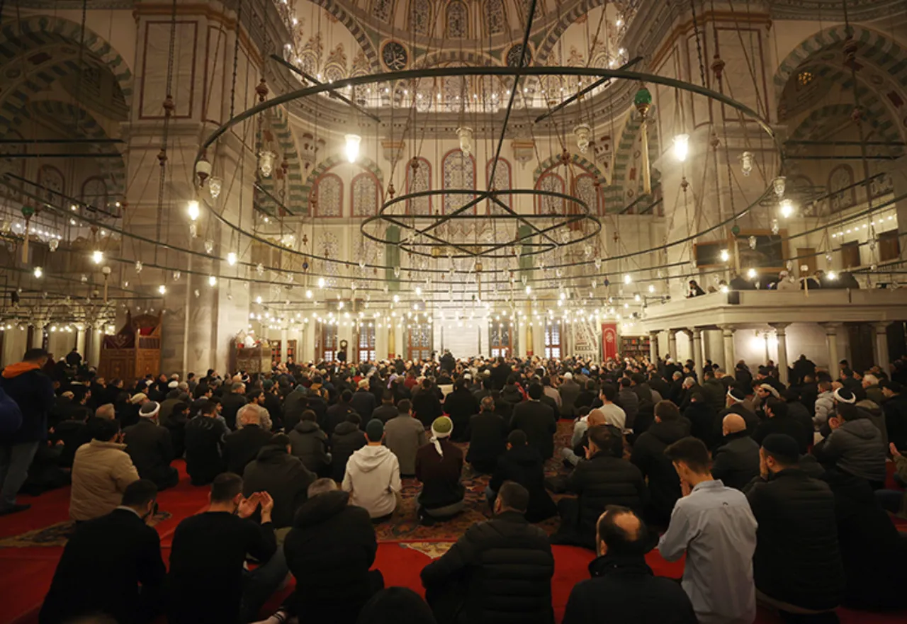 Berat Kandili’nde eller duaya açıldı