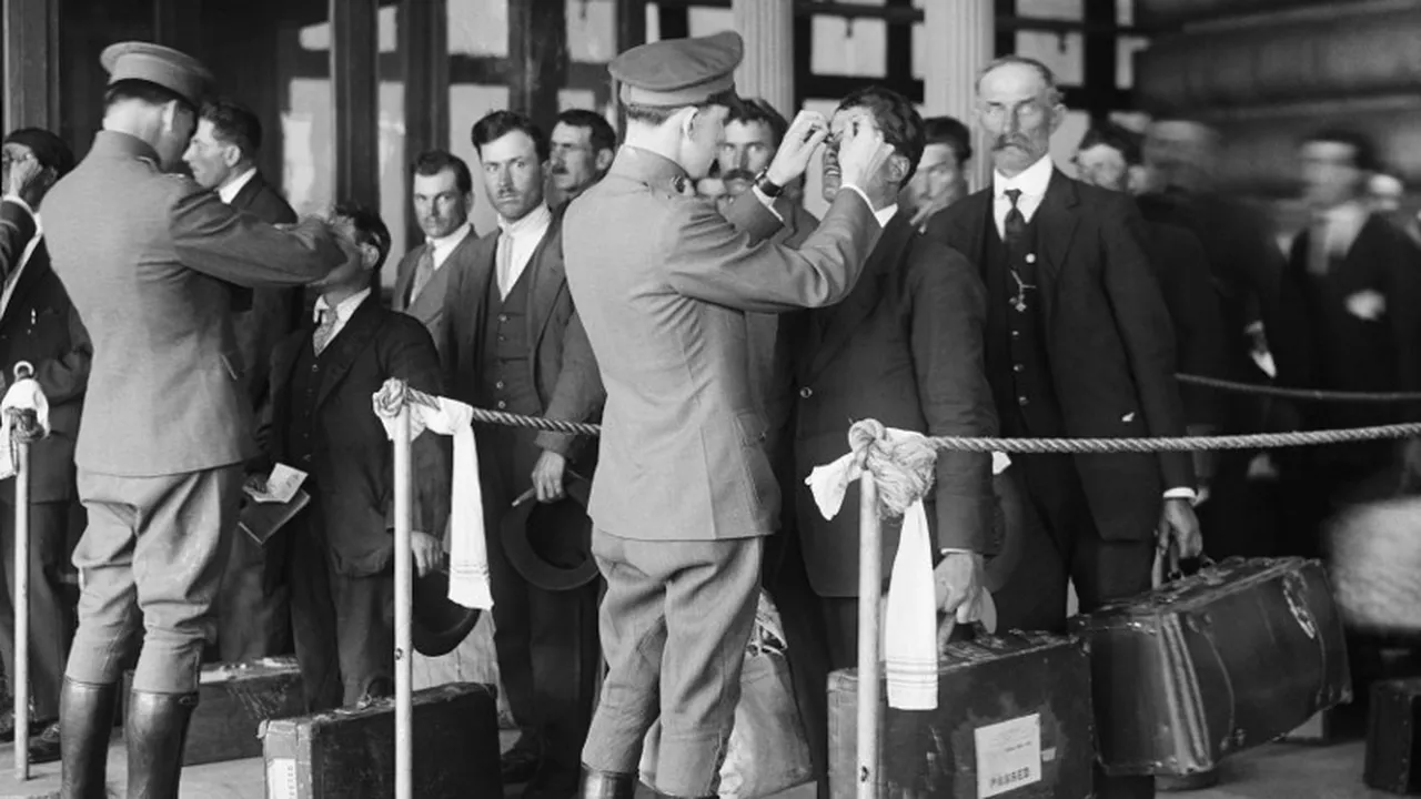 1960'lı yıllarda Türk işçileri kontrol eden memurlar