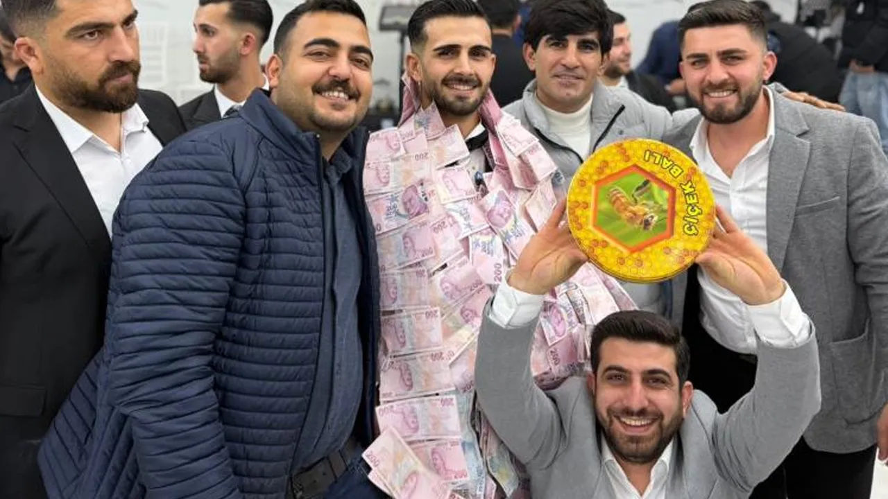 Düğünde bu da oldu! Ne altın ne para... Takıyı gören şaşkına döndü