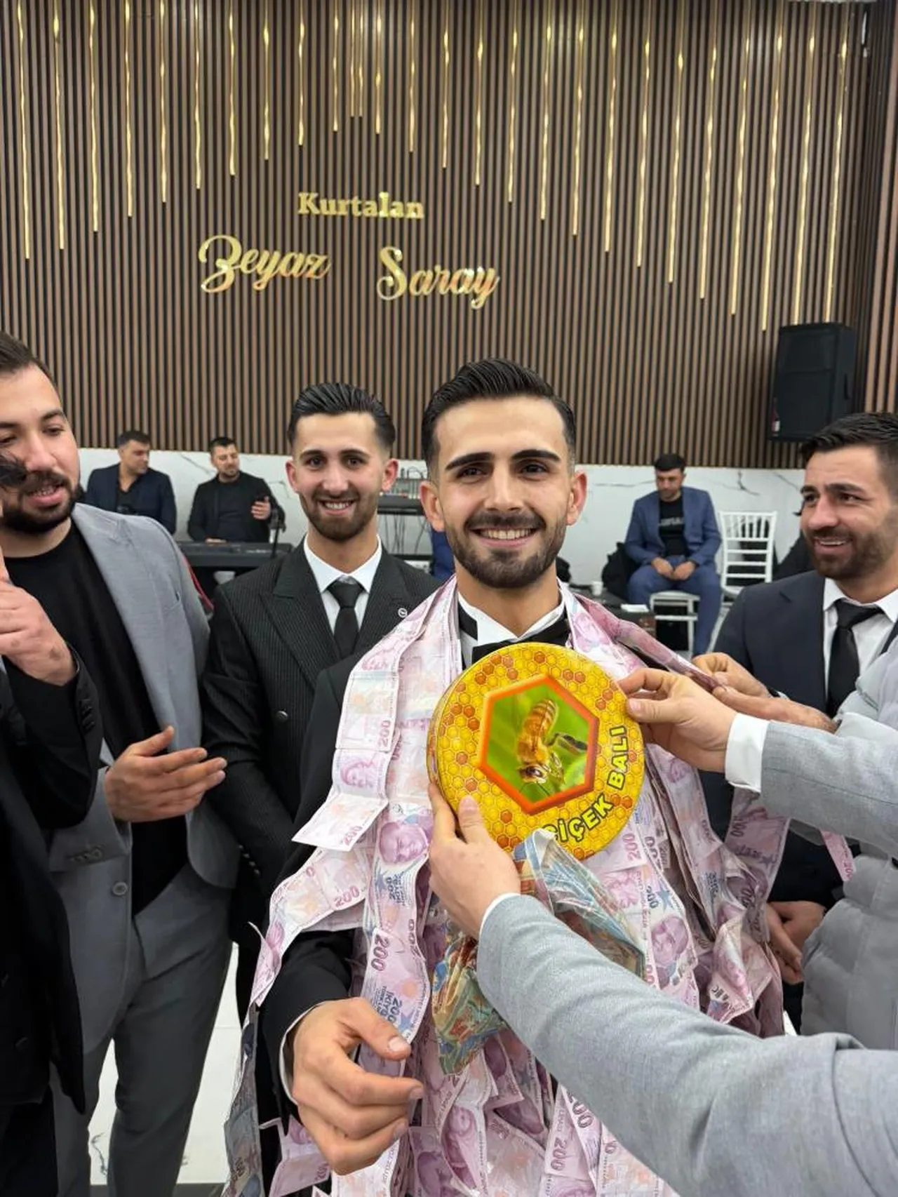 Düğünde bu da oldu! Ne altın ne para... Takıyı gören şaşkına döndü