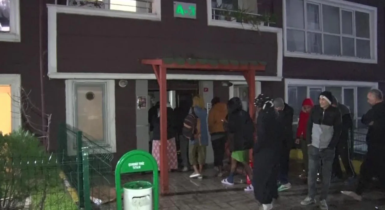 Esenyurt'ta sıcak saatler! Sitede yangın çıktı, insanlar tahliye edildi