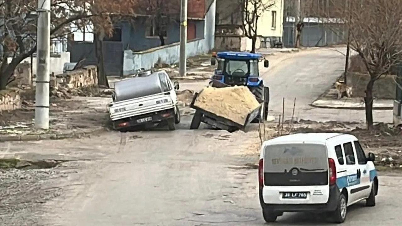 Eskişehir'de doğal gaz çalışması sonrası yol çöktü: 2 araç battı