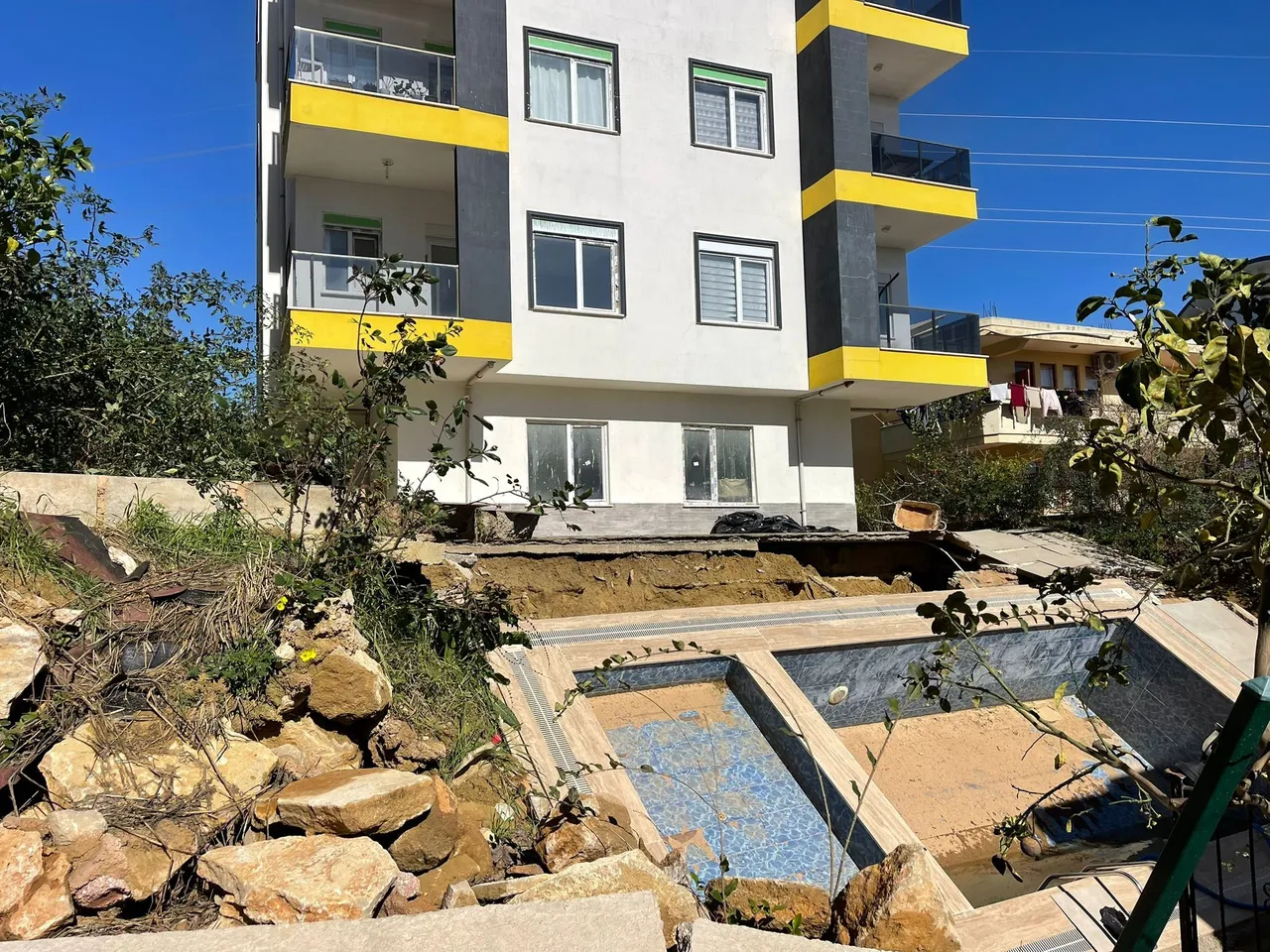 Herkes deprem sandı! 7 katlı binanın havuzu çöktü: 8 aile tahliye edildi