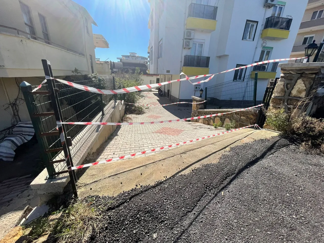 Herkes deprem sandı! 7 katlı binanın havuzu çöktü: 8 aile tahliye edildi